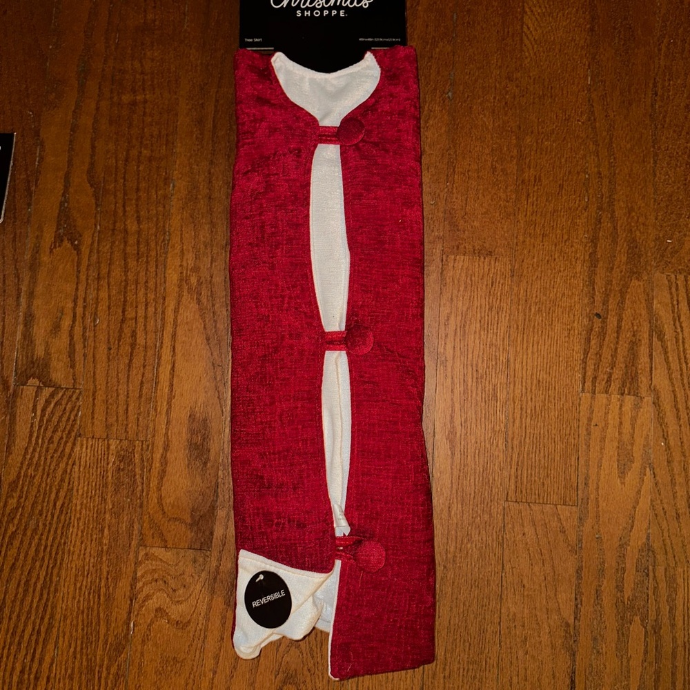 Reversible tree skirt